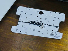 Afbeelding in Gallery-weergave laden, Armbandje Luck Zwart wit met bedeltje