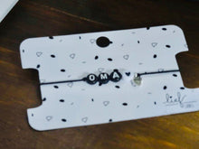 Afbeelding in Gallery-weergave laden, Armbandje Oma Zwart wit met bedeltje
