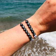 Afbeelding in Gallery-weergave laden, Armbandjes Double &amp; Trouble Zwart wit 2 stuks