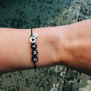 Armbandje Oma Zwart wit met bedeltje