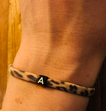 Afbeelding in Gallery-weergave laden, Armbandje Initial Leopard