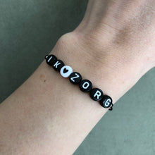 Afbeelding in Gallery-weergave laden, Armbandje Ik zorg Zwart wit met bedeltje