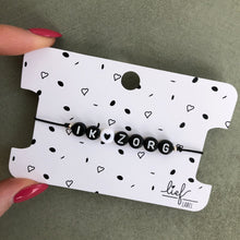 Afbeelding in Gallery-weergave laden, Armbandje Ik zorg Zwart wit met bedeltje